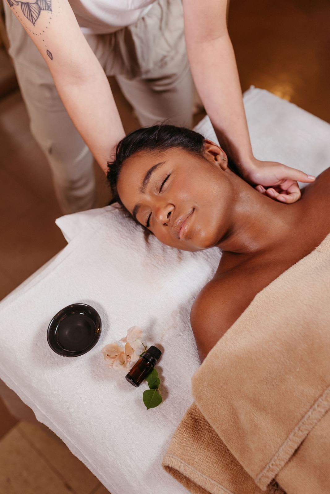 Shirodhara warm oil forehead treatment